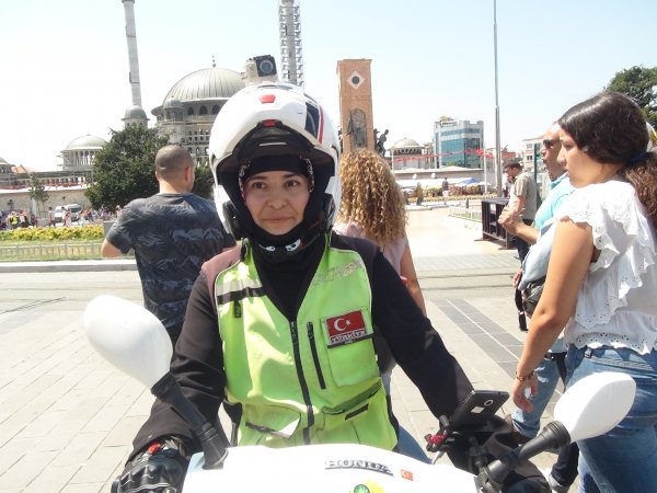 İstanbul'daki kadın kurye görenleri şaşırtıyor