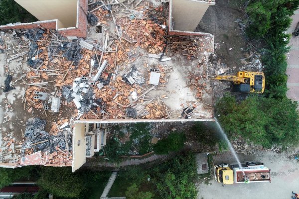 Büyükçekmece'deki riskli binalar yıkılıyor