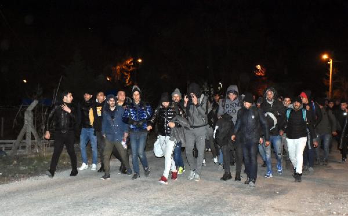 Göçmenler Yunanistan'a geçmek için sınıra yürüyor